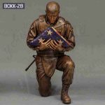 Outdoor Casting Bronze Soldier Statue Holding Folded Flag for Sale