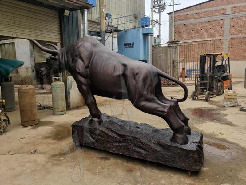 What are the advantages of making bronze animal statues at our foundry?