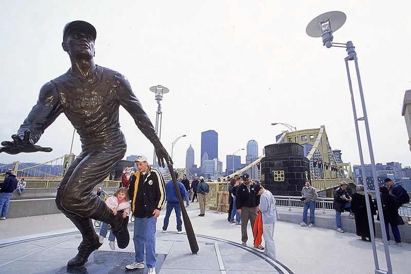 Bronze Baseball Player Statue Roberto Clemente Walker Gym Lawn Decor for Sale BOK1-080 - Bronze Famous Sculpture - 7