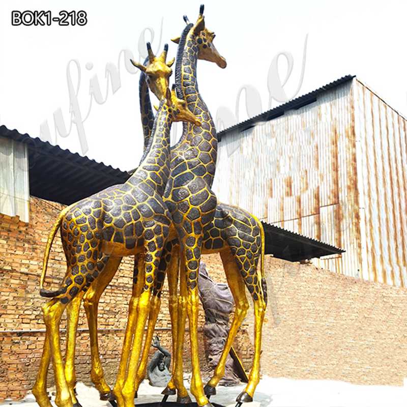 bout the Giraffe Sculpture: