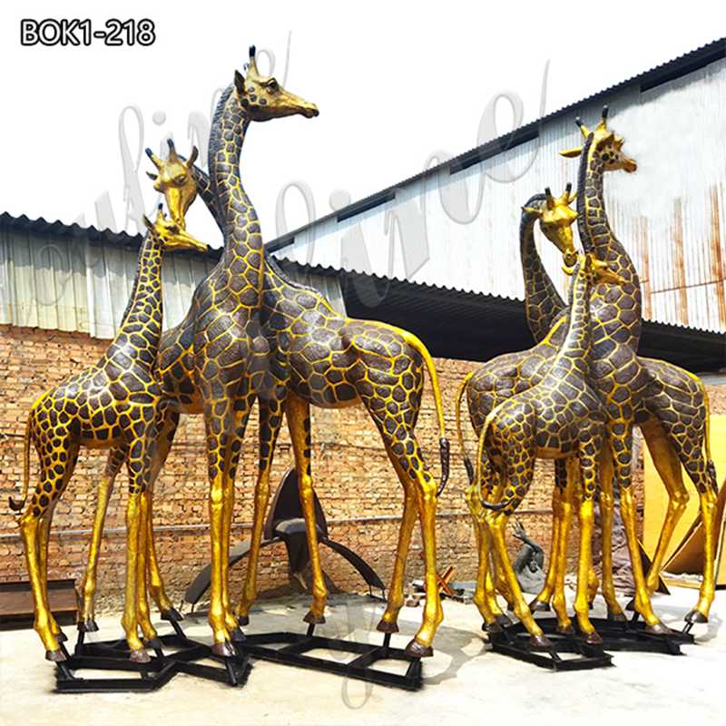 bout the Giraffe Sculpture: