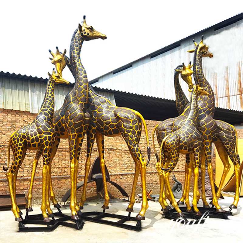 bout the Giraffe Sculpture: