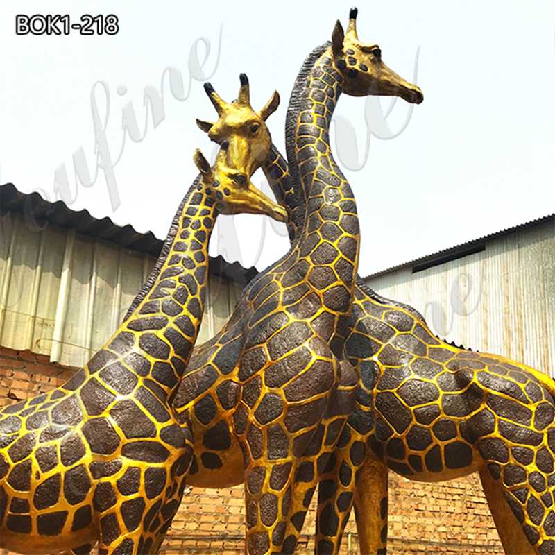bout the Giraffe Sculpture: