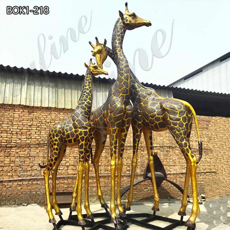 bout the Giraffe Sculpture: