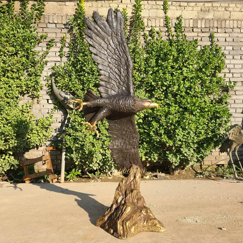 Eagle sculpture with Wingspan