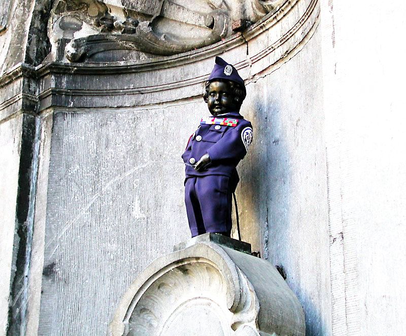 boy statue peeing art for garden