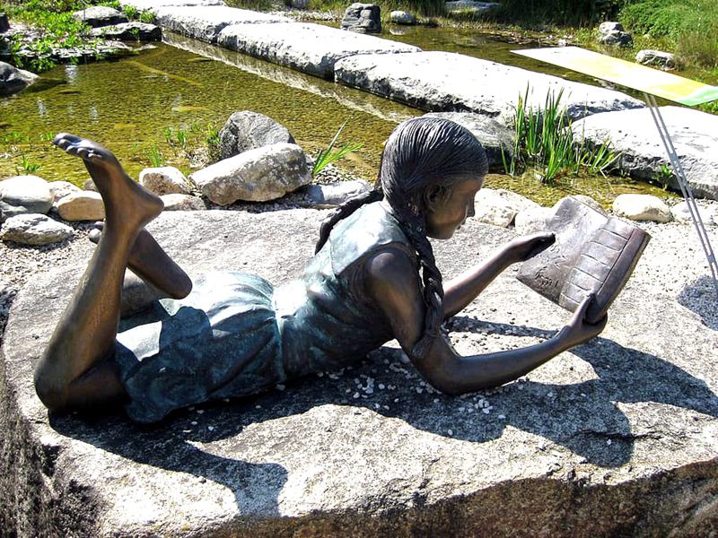 girl-reading statue