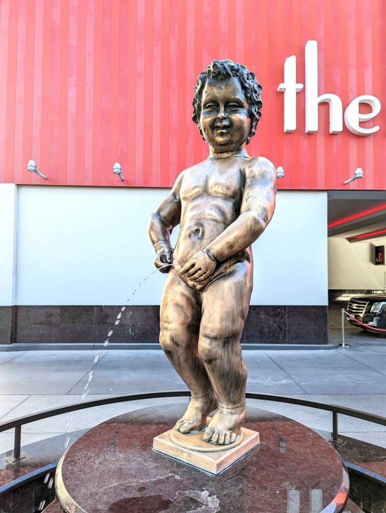 peeing boy statue