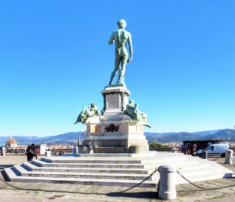 Il_David_di_Michelangelo_-_la_copia_al_Piazzale_Michelangelo