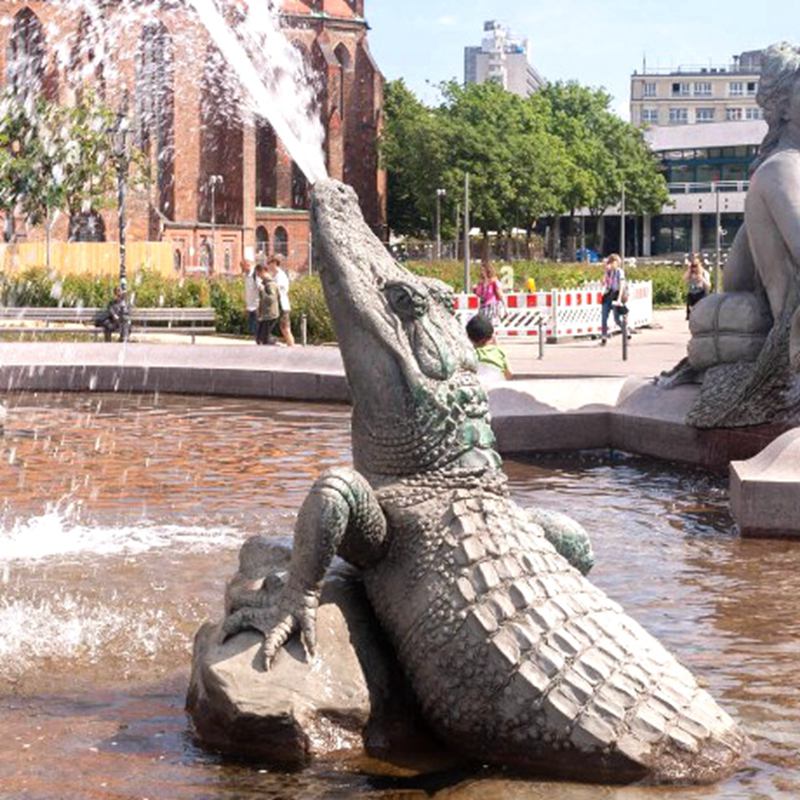 alligator-statue-detail-in-the-the-neptune-fountain