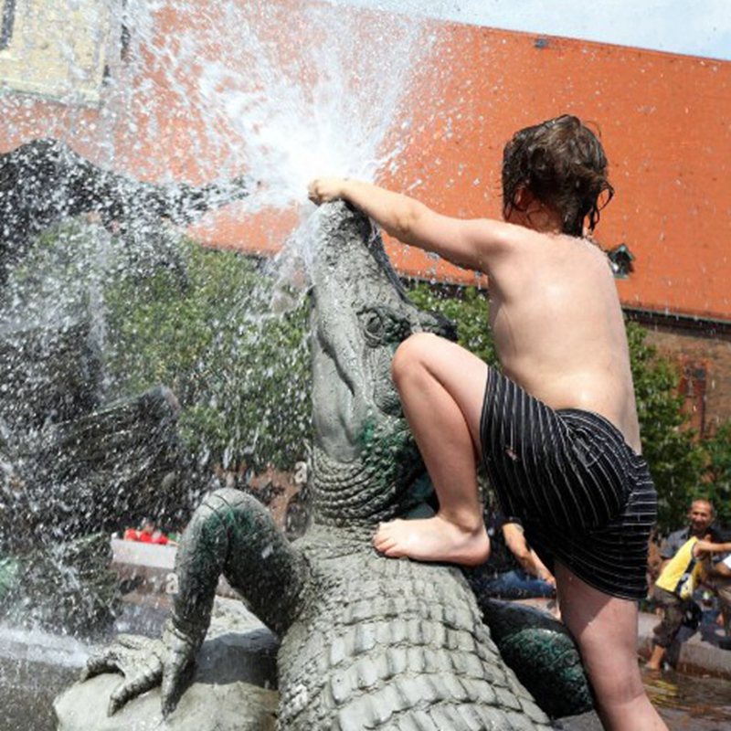berlin-germany-children-playing-in-the-water-of-the-neptune-fountain