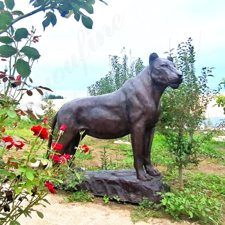 lionne bronze sur granit signe valton
