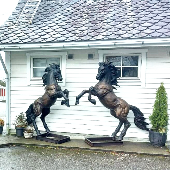 home horse statue