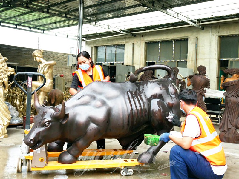 Maintaining the Bronze statue