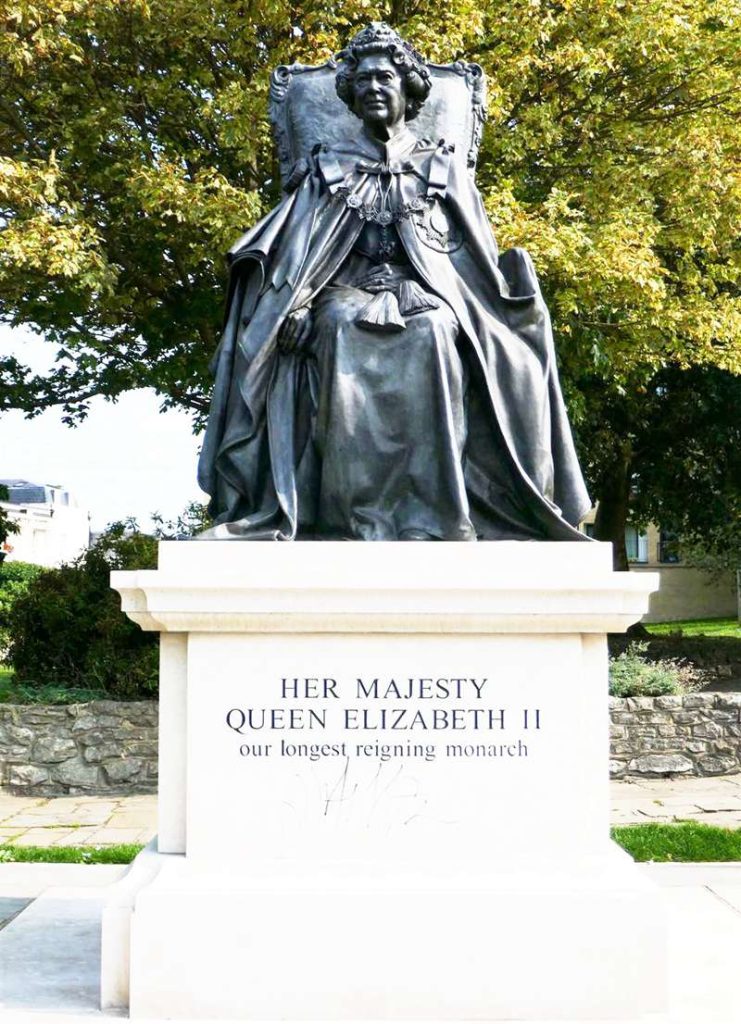 Western Bronze Statue of Queen Elizabeth II Famous Figure Replica  - Bronze Famous Sculpture - 3