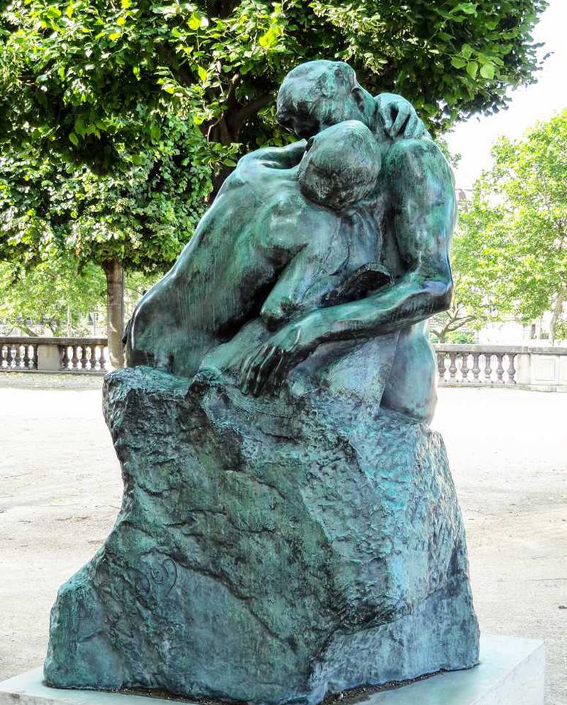 bronze famous Kiss statue