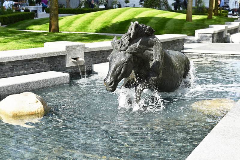 Goodman's Fields fountain