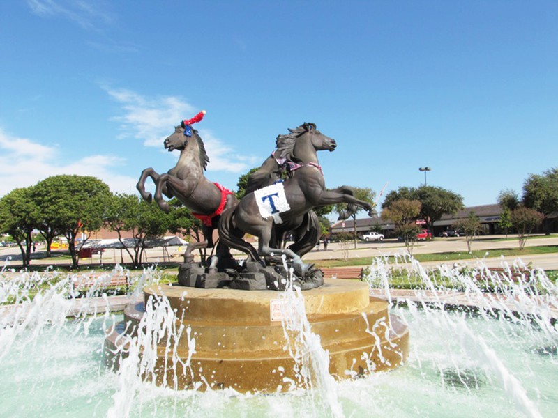 bronze horse fountain