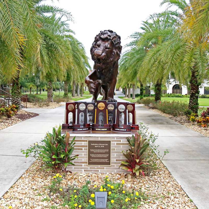 school famous lion sculpture