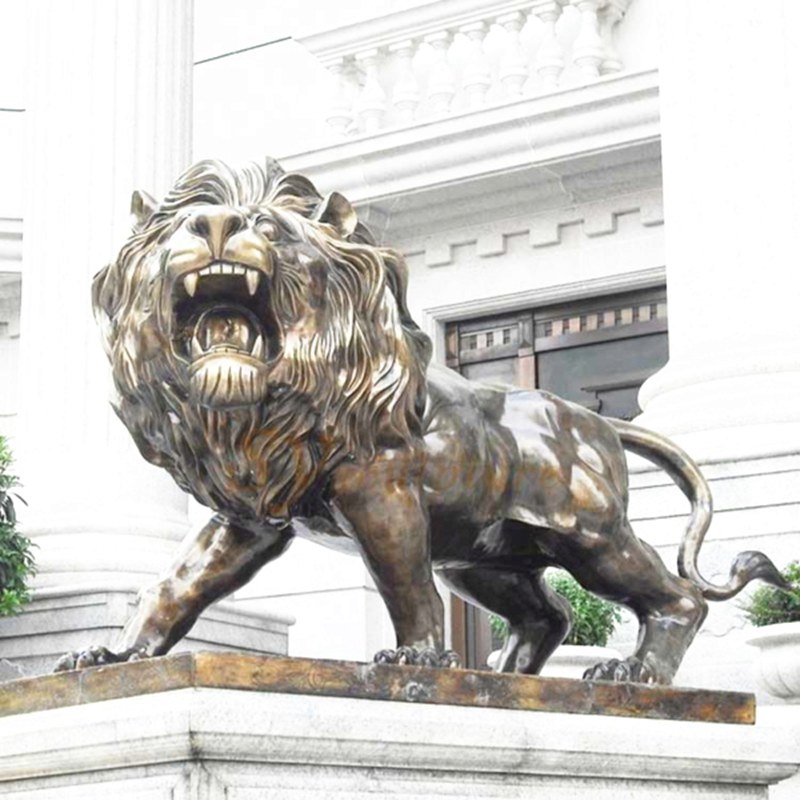 statue-of-a-roaring-lion