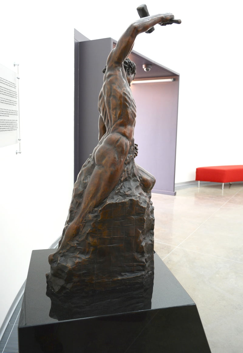 bronze Self-sculpted sculptures in the office