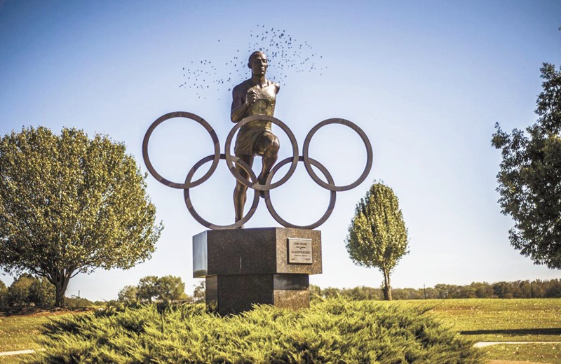 Jesse Owens bronze statue