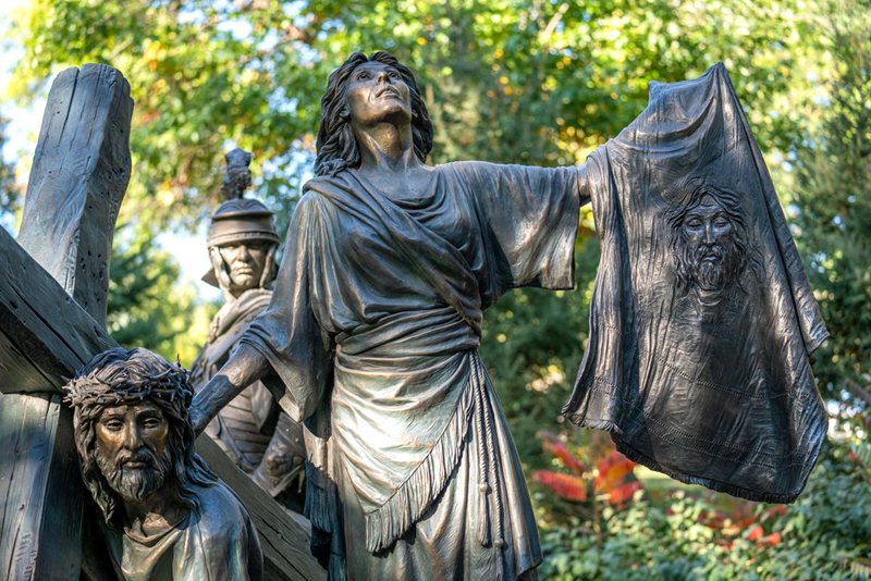 Stations of the Cross VI: Veronica Wipes the Face of Jesus Bronze Statue - Bronze Jesus Statue - 3