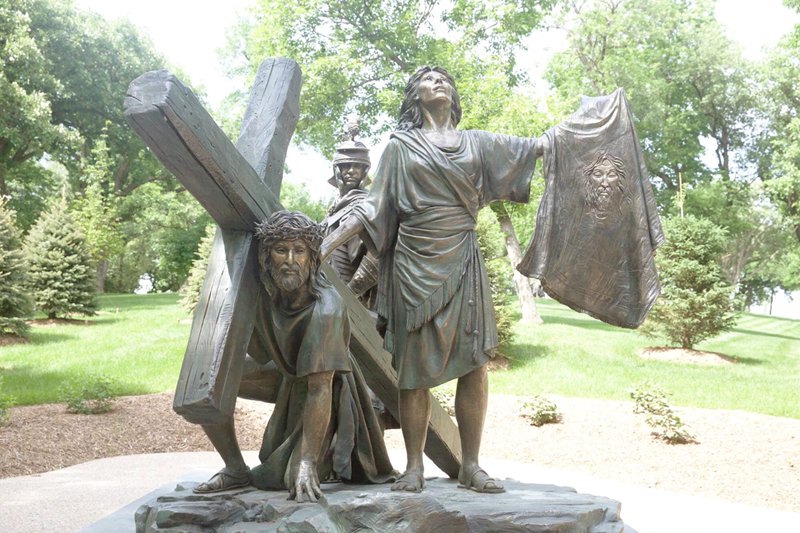 Stations of the Cross VI: Veronica Wipes the Face of Jesus Bronze Statue - Bronze Jesus Statue - 1