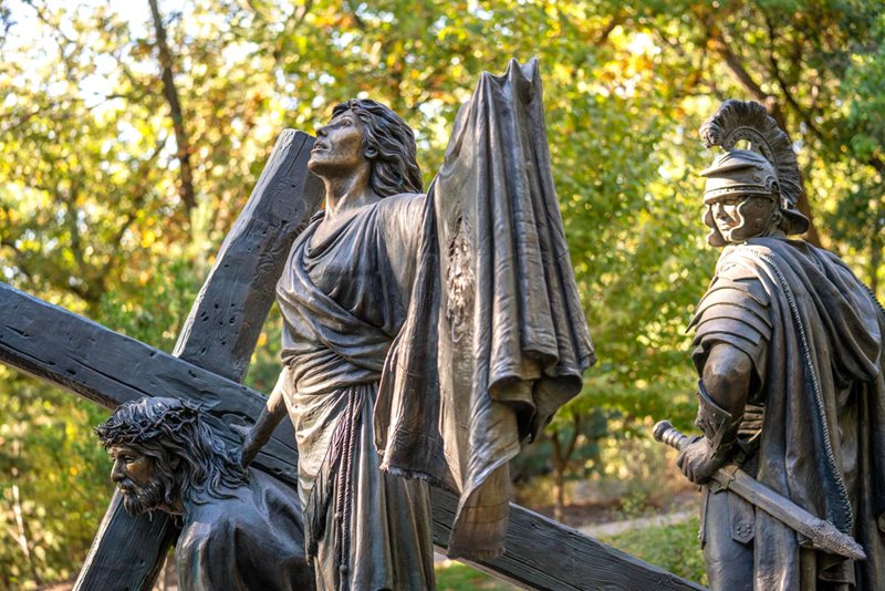 Stations of the Cross VI: Veronica Wipes the Face of Jesus Bronze Statue - Bronze Jesus Statue - 5