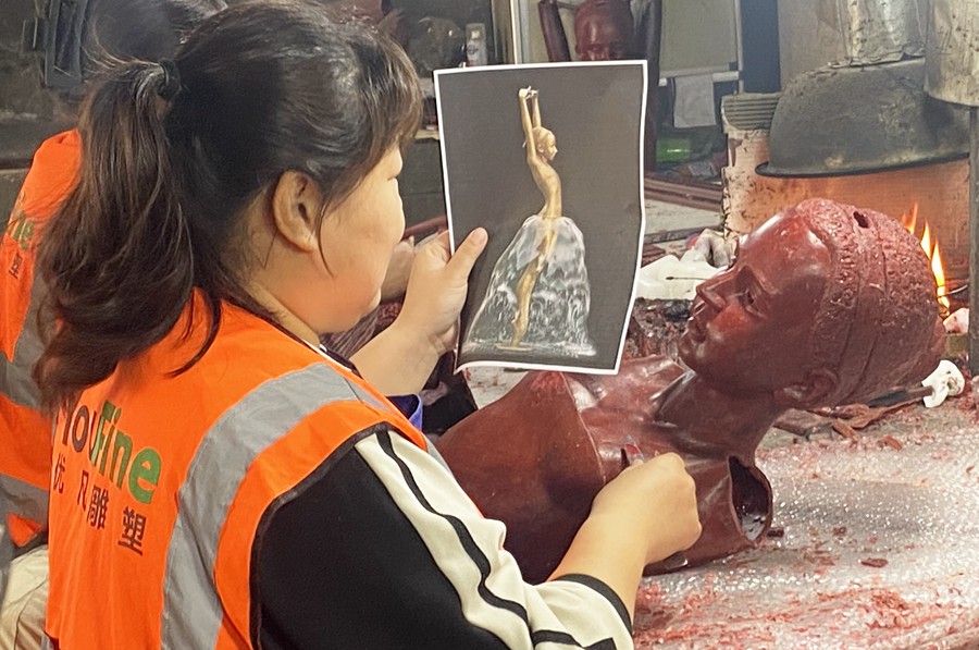 YouFine Bronze Foundry Craftsman Modifying the wax shell