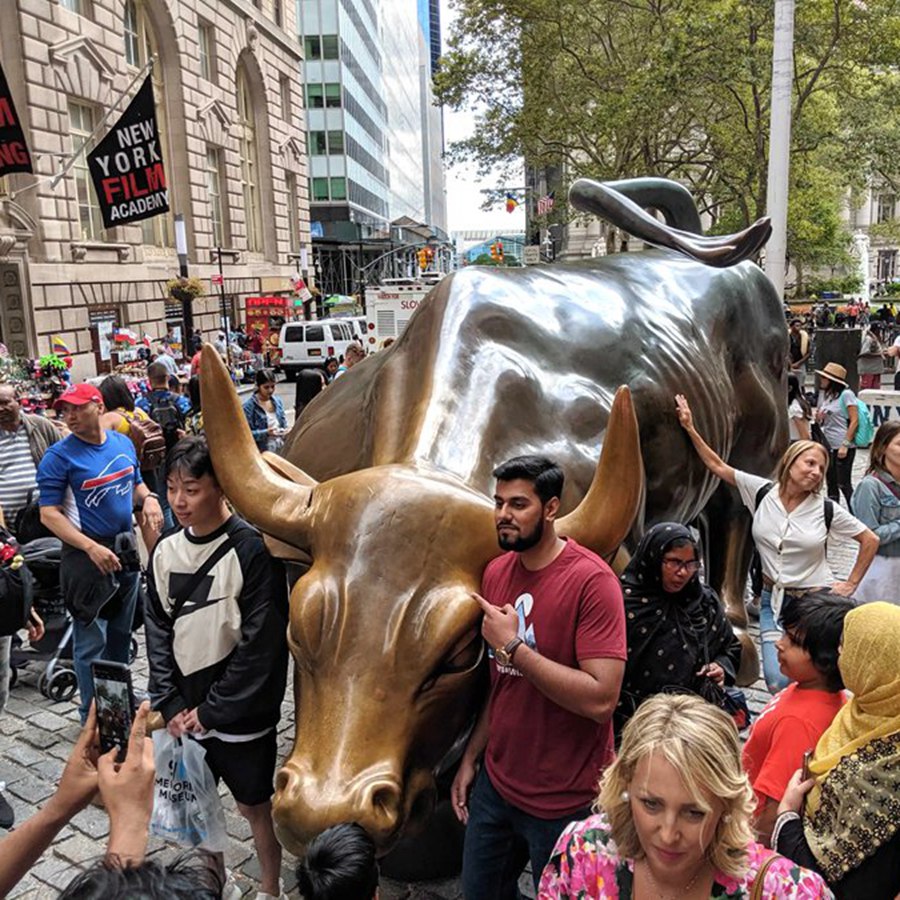 bull statue chicago