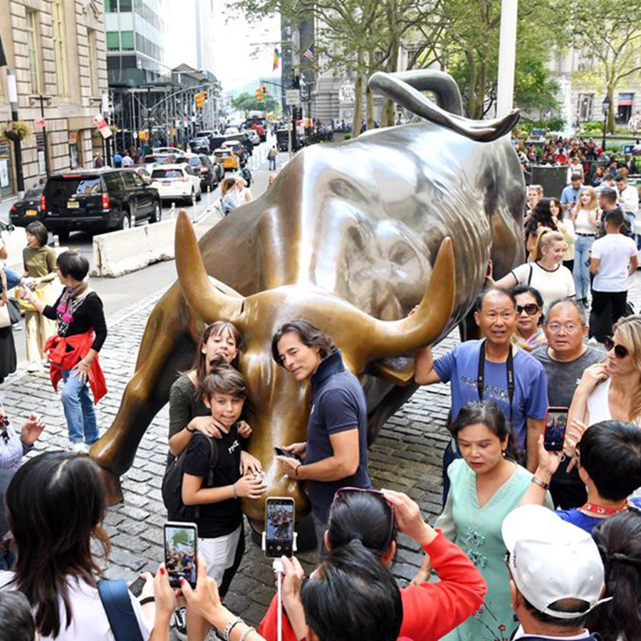 bull statue in chicago