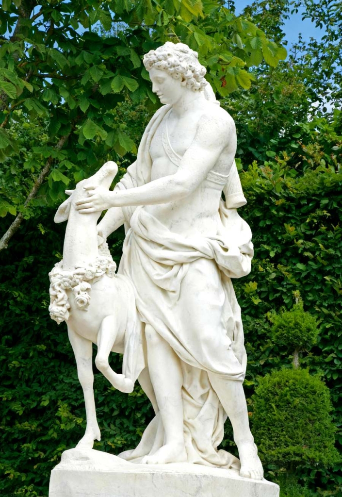 The Symbolic Meaning of Deer Sculptures in World Culture - Blog - 9 Deer sculptures in the gardens of the Palace of Versailles