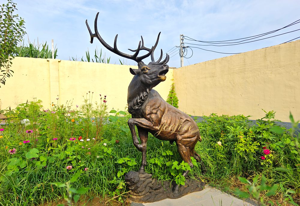 The Ultimate Guide to Bronze Deer, Stag, Elk, and Moose Sculptures in Western Art and Landscape - Blog - 1 A bronze deer sculpture looking back and roaring at the factory