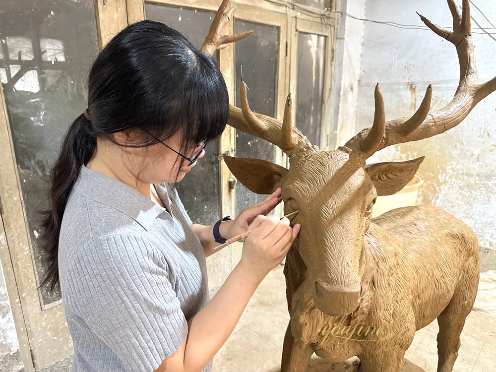 How to Choose a Reliable Bronze Deer Statue Supplier? - Blog - 4 Quality inspectors modify the clay model of the bronze deer sculpture