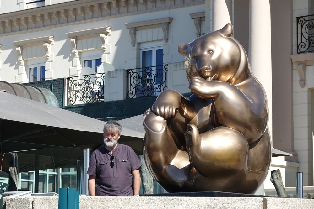 Top 10 Most Famous Animal Sculptors in the World - Blog - 10 Michel Bassompierre bear statue