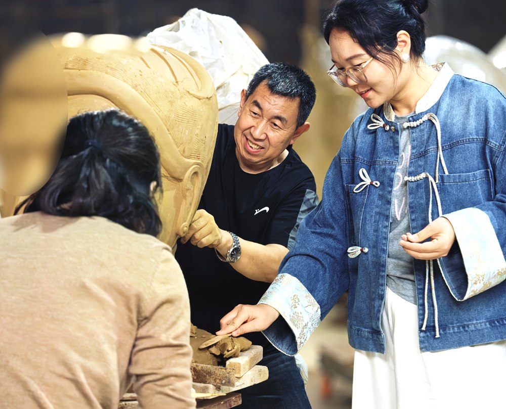 How to Choose a Quality Bronze Sculpture Supplier: A Complete Guide for Buyers - Blog - 15 YouFine bronzes gallery Revising clay models together with the artist