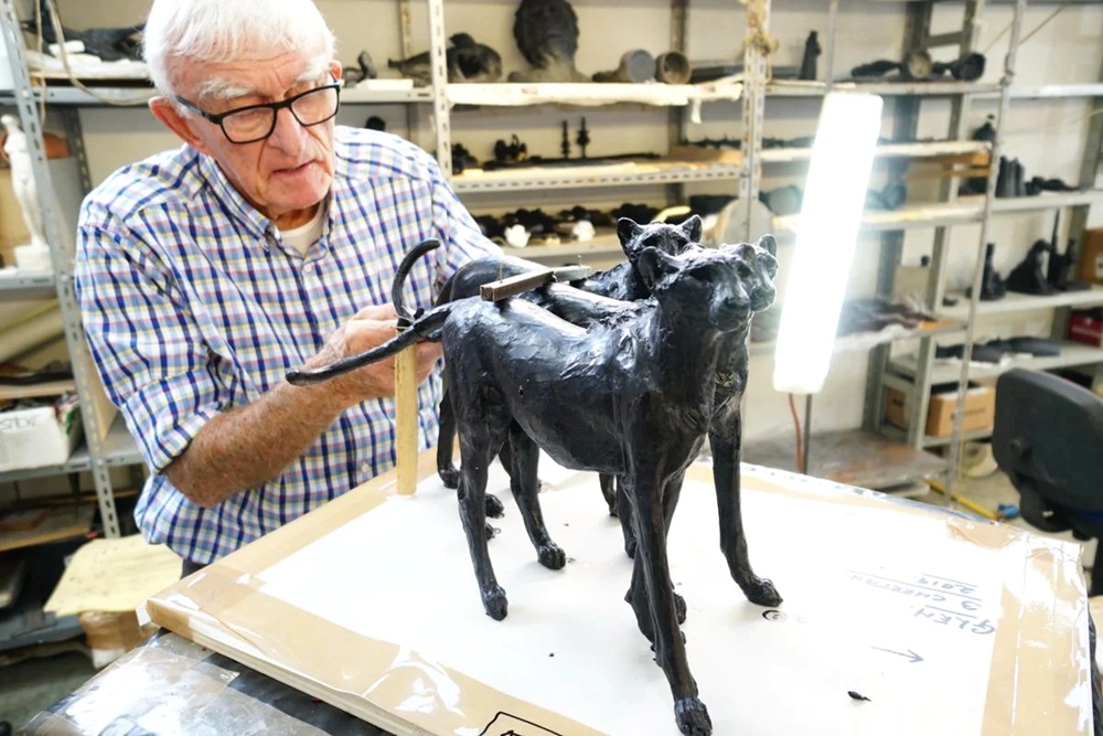 Top 10 Most Famous Animal Sculptors in the World - Blog - 12 Robert Glen sculptor