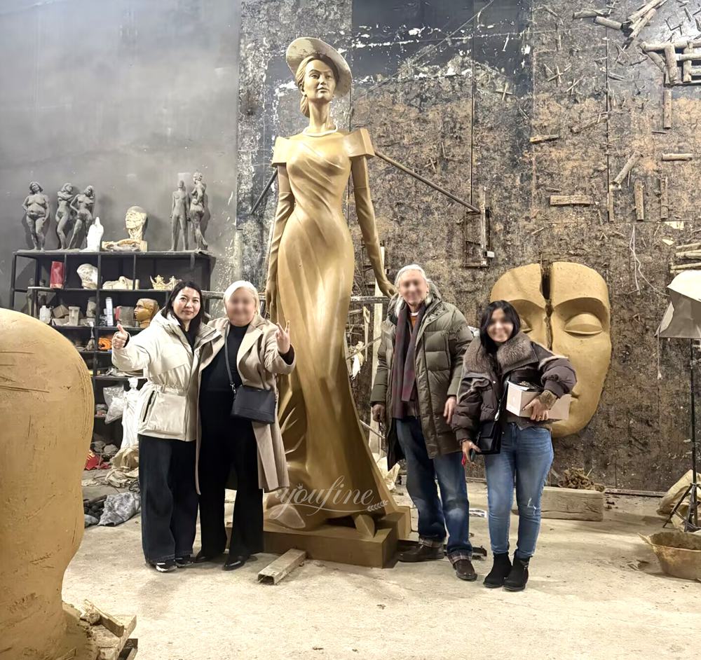 How to Choose a Quality Bronze Sculpture Supplier: A Complete Guide for Buyers - Blog - 6 YouFine bronzes gallery Customers visiting the factory