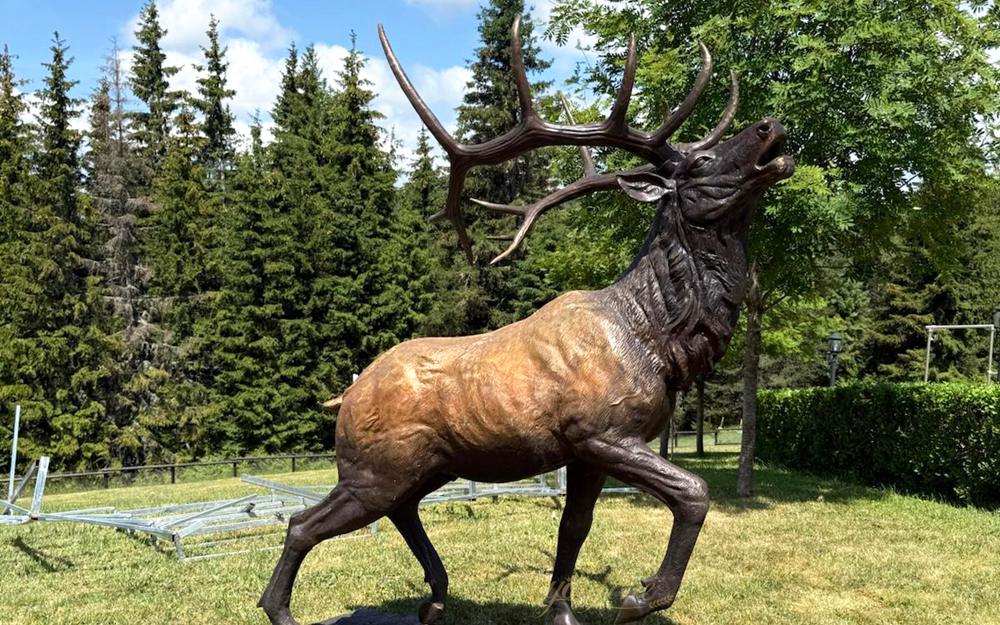 Bronze deer sculptures for hunting grounds